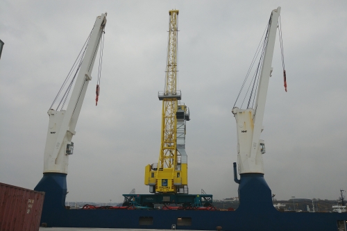 Une nouvelle grue est arrivée au port de Boulogne sur Mer