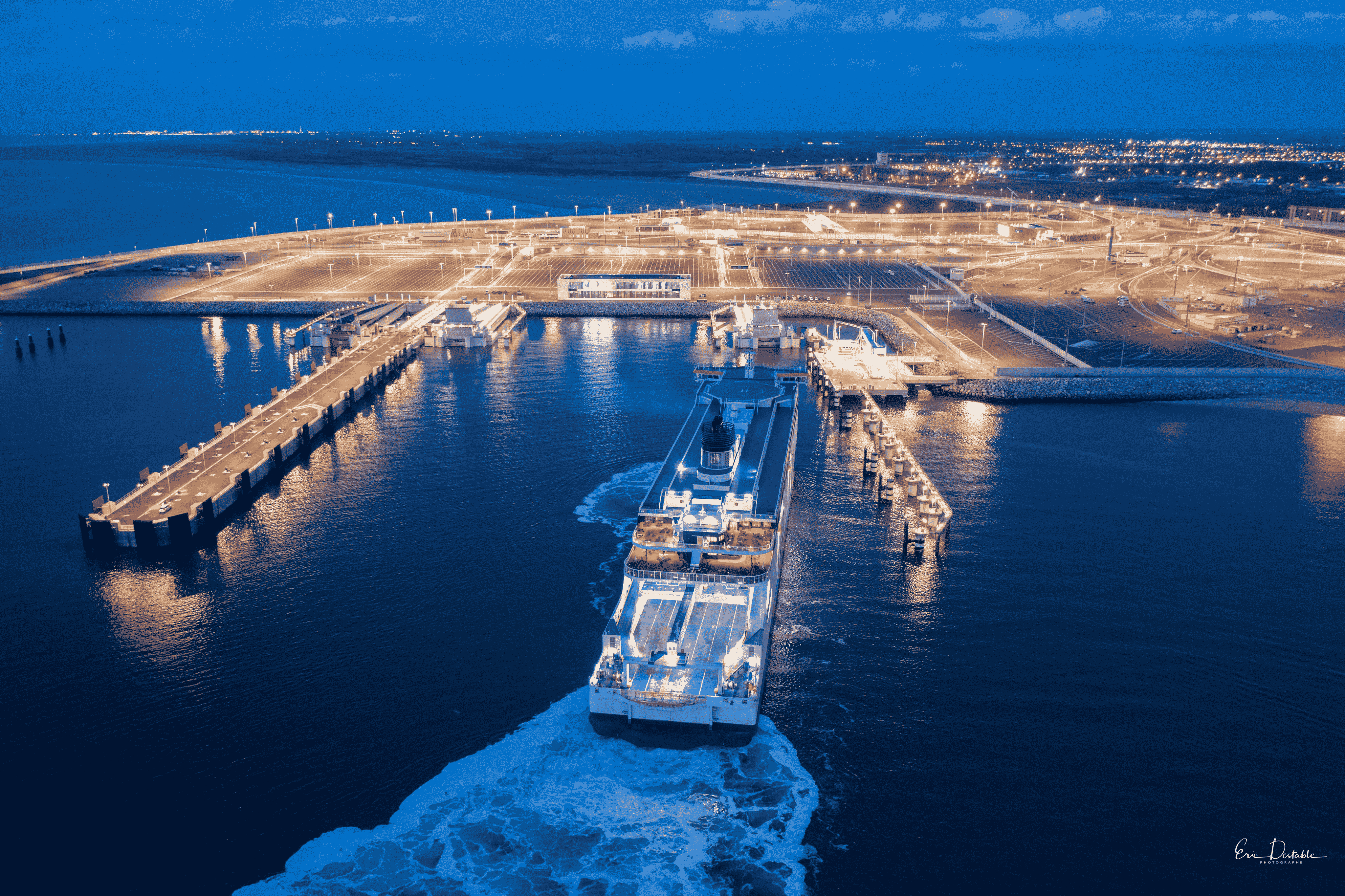 Vue de nuit port de Calais ferry arrive dans le chenal