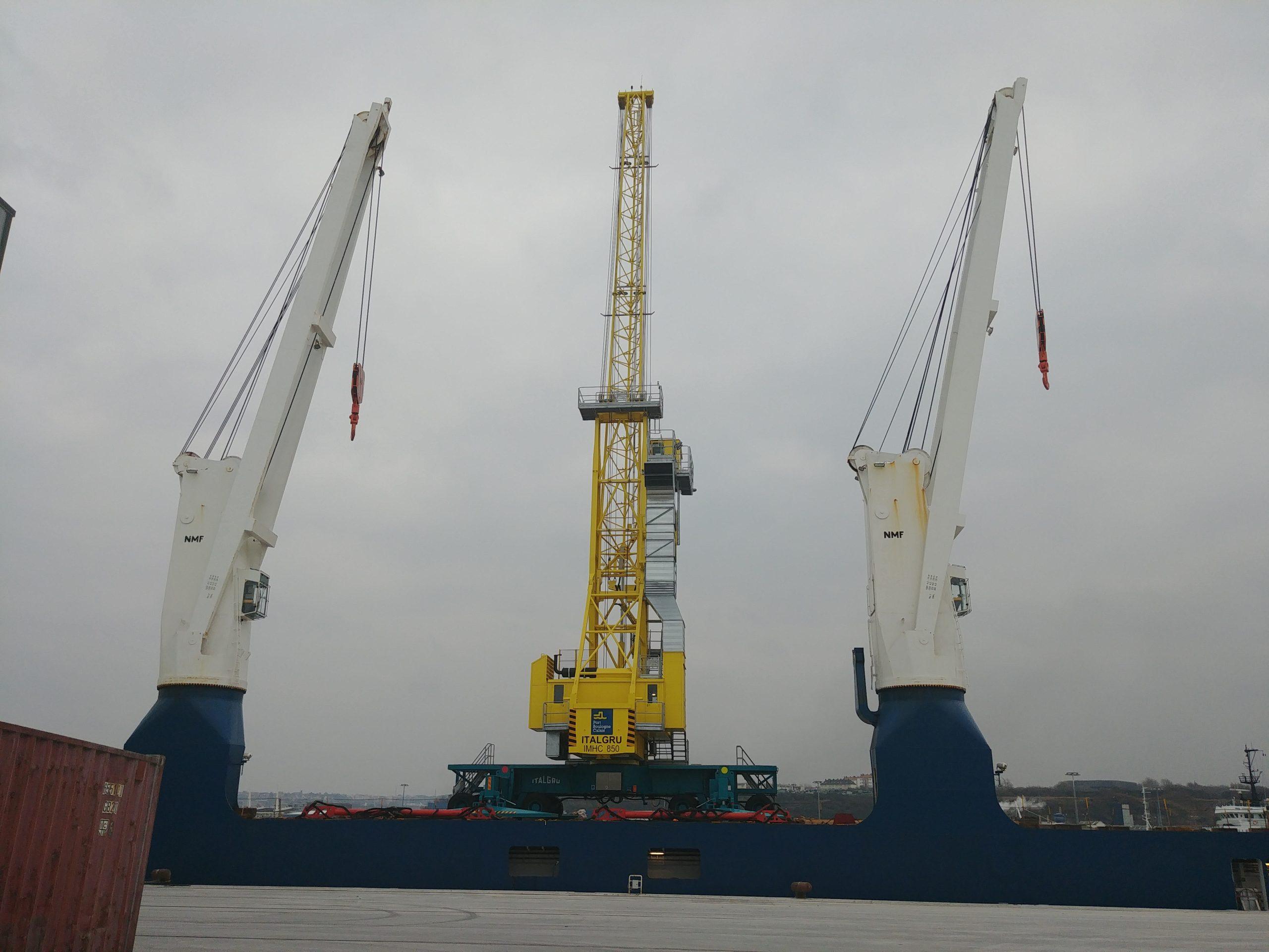 Une nouvelle grue est arrivée au port de Boulogne sur Mer