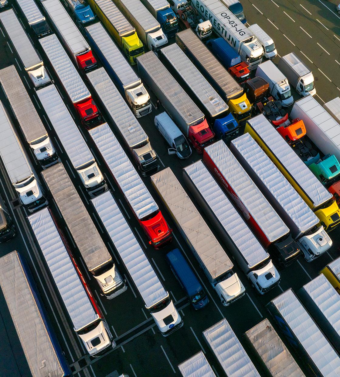 vue dessus files de camion avant embarquement port de Calais